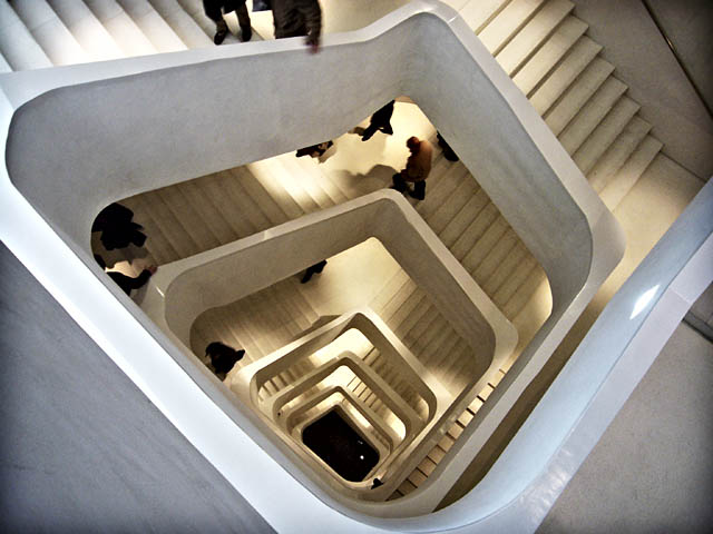 baldiri : stairs with people : baldiri08030601.jpg