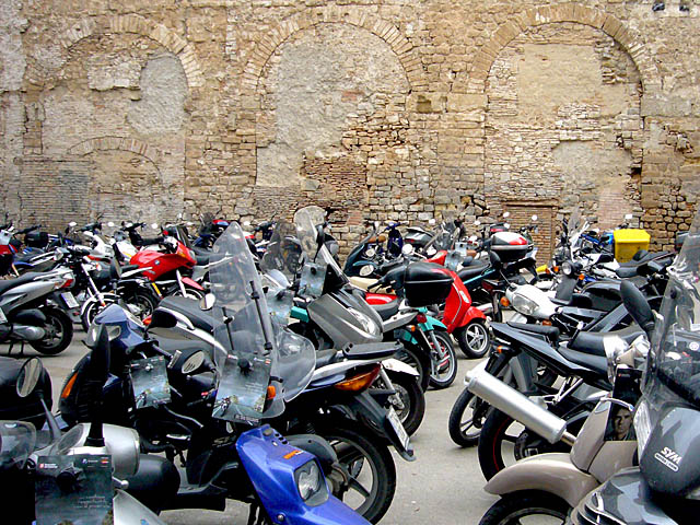 motos al barri gotic : baldiri08041101.jpg